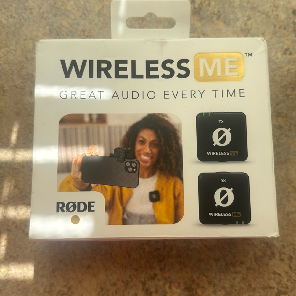 Wireless audio microphone